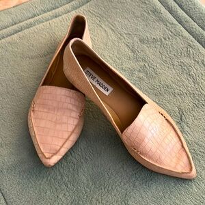 Pink alligator pattern leather loafers in size 6